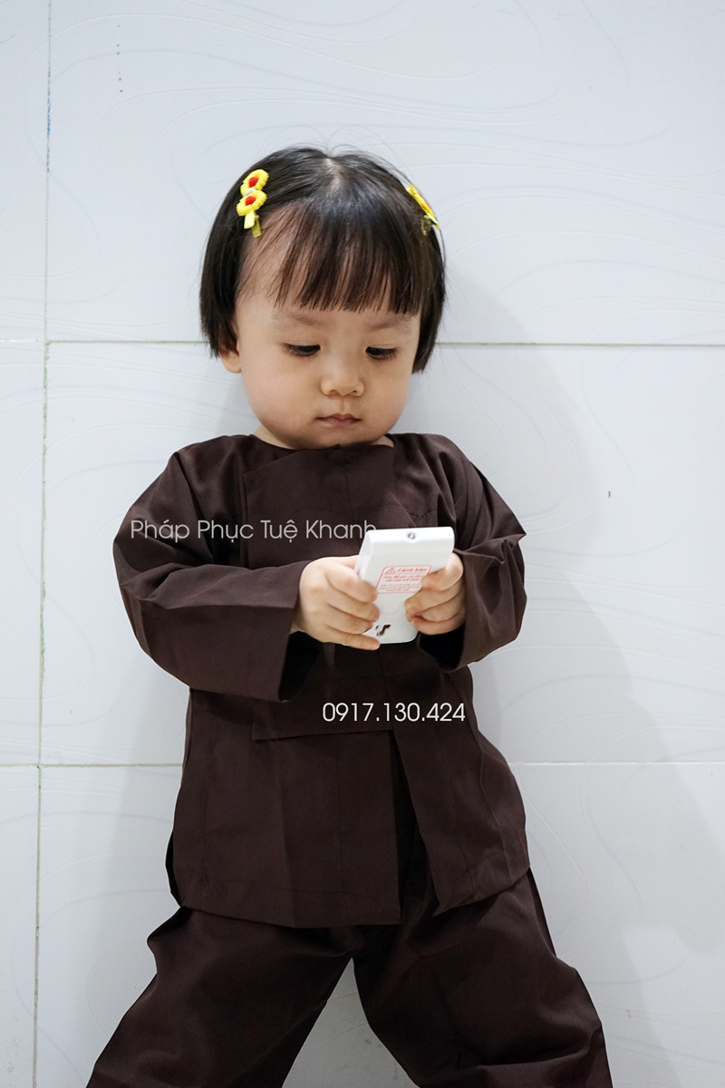Đồ lam đi chùa cho bé gái kiểu vạt hò truyền thống màu nâu